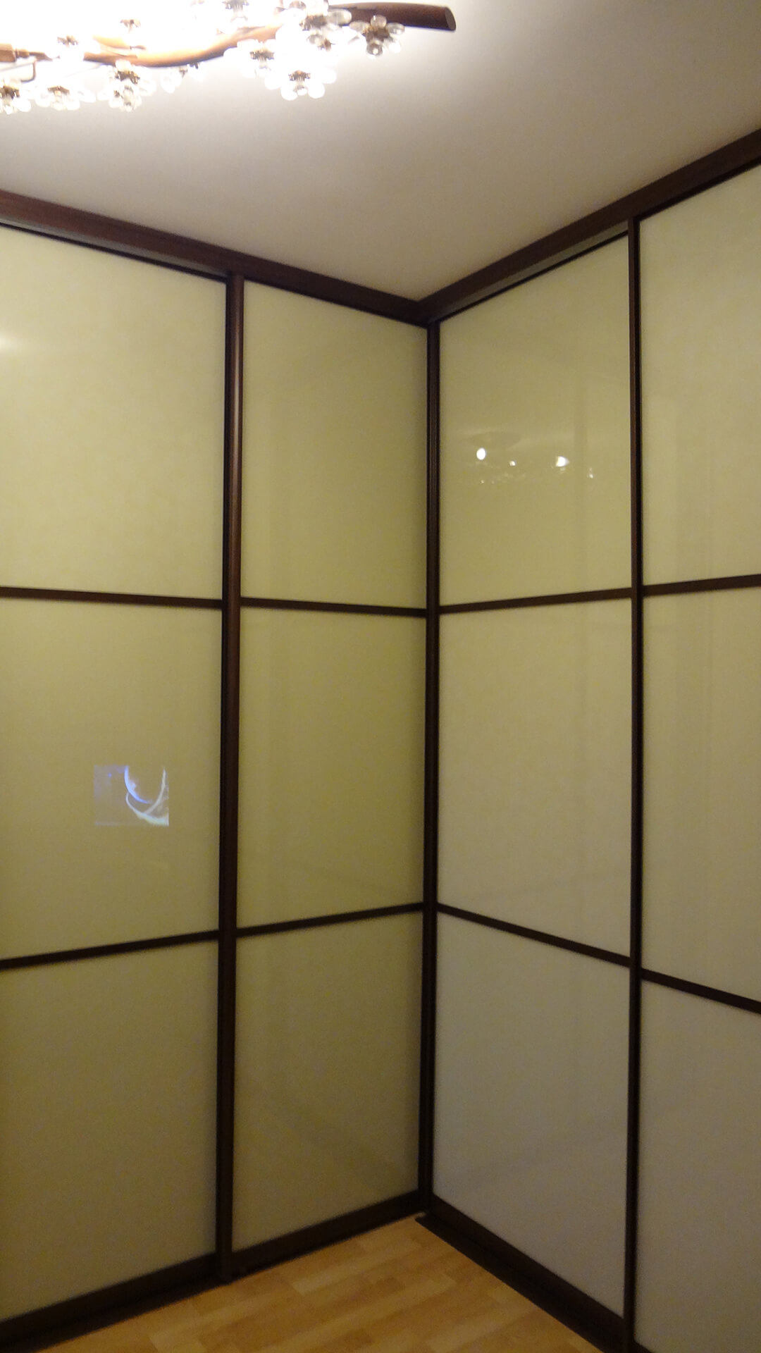 Шкафы-купе декорированные стеклом Lacobel (Лакобель)